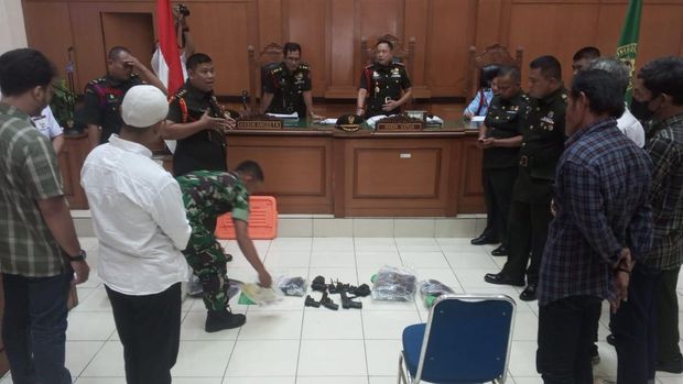 Ipar Praka RM dihadirkan sebagai salah satu saksi dalam sidang lanjutan kasus pembunuhan berencana terhadap Imam Masykur yang digelar di Dilmil II-08 Jakarta. (dok Puspen TNI)