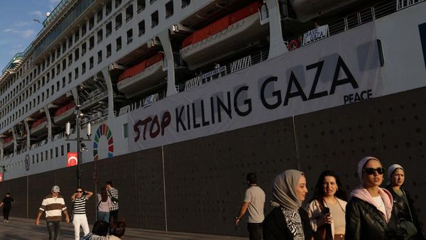 Spanduk Pro-Palestina Mejeng di Kapal Pesiar Mewah