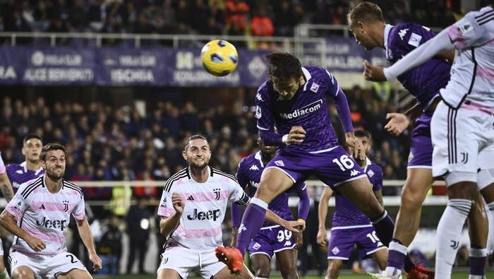 Fiorentinas Lucas Beltran, going for the ball, competes for the ball with Juventus Adrien Rabiot during the Serie A soccer match between Fiorentina and Juventus at Artemio Franchi Stadium, in Florence, Italy, Sunday Nov. 5, 2023. (Massimo Paolone/LaPresse via AP)