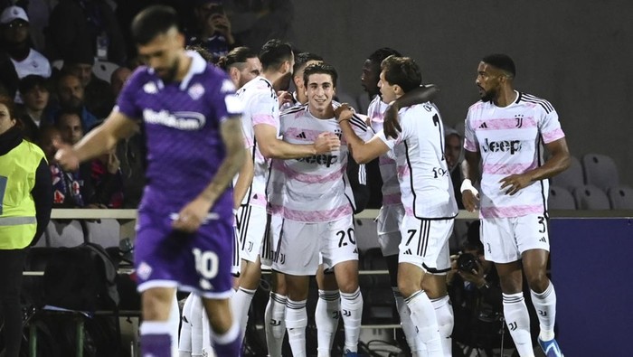 Juventus Fabio Miretti, center, celebrates scoring their sides first goal of the game with teammates during the Serie A soccer match between Fiorentina and Juventus at Artemio Franchi Stadium, in Florence, Italy, Sunday Nov. 5, 2023. (Massimo Paolone/LaPresse via AP)