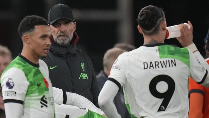 Liverpools manager Jurgen Klopp talks with players during the English Premier League soccer match between Luton Town and Liverpool, at Kenilworth Road, in Luton, England, Sunday, Nov. 5, 2023. (Alastair Grant)