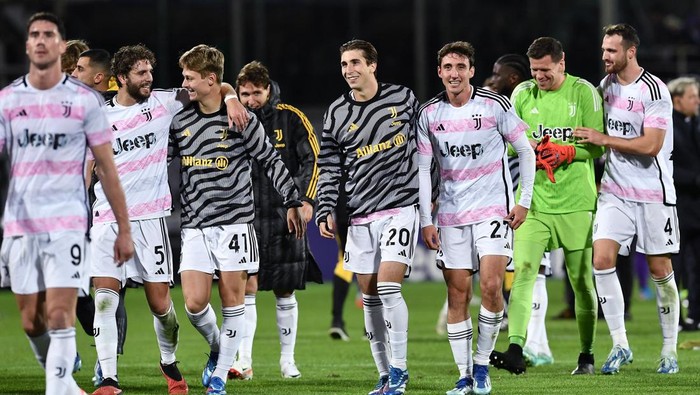 Soccer Football - Serie A - Fiorentina v Juventus - Stadio Artemio Franchi, Florence, Italy - November 5, 2023 Juventus Fabio Miretti and teammates celebrate after the match REUTERS/Jennifer Lorenzini