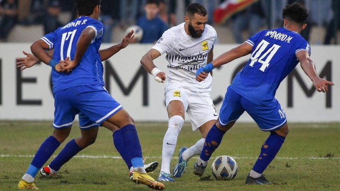 Ittihads French forward #09 Karim Benzema (C) vies for the ball with Al-Quwa Al-Jawiyas Iraqi defender #44 Hammoud Mishaan (R) during the AFC Champions League Group C football match between Iraqs Al-Quwa Al-Jawiya and Saudis Al-Ittihad at the Franso Hariri Stadium in Arbil, the capital of Iraqs northern autonomous Kurdish region, on November 6, 2023. (Photo by Safin HAMID / AFP)