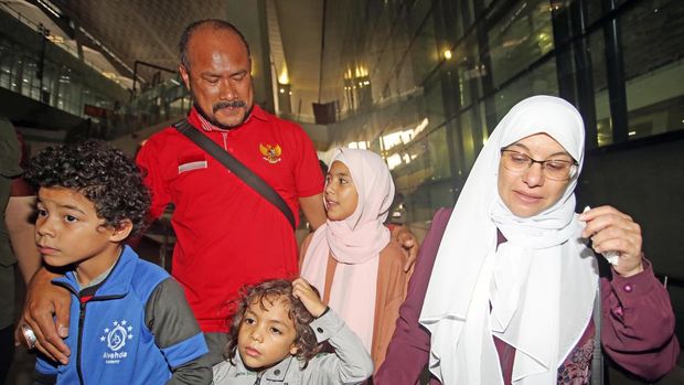 Warga Negara Indonesia (WNI) yang bekerja sebagai aktivis kemanusiaan di Palestina Abdilah Onim (kedua kiri) beserta keluarga tiba di Bandara Soekarno Hatta, Tangerang, Banten, Senin (6/11/2023). Kementerian Luar Negeri berhasil mengevakuasi satu keluarga WNI yang tinggal di Gaza, Palestina dan masih ada 7 orang WNI yang belum berhasil dievakuasi karena terkendala situasi mencekam di Gaza. ANTARA FOTO/Muhammad Iqbal/rwa.