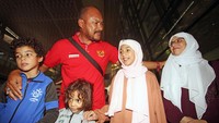 Dievakuasi dari Gaza, Bang Onim dan Keluarga Tiba di Tanah Air