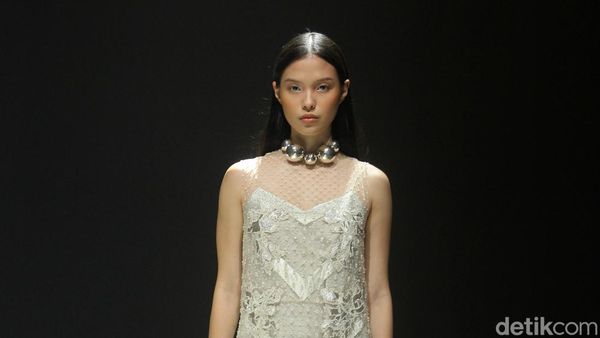 10 Koleksi Terbaru Sapto Djojokartiko Spring Summer 2024