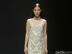 10 Koleksi Terbaru Sapto Djojokartiko Spring Summer 2024