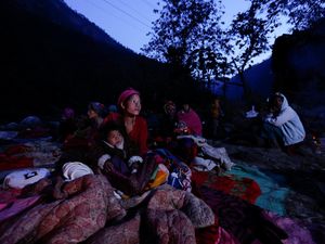 Korban Gempa Nepal Tidur di Luar Ruangan Saat Cuaca Dingin Korban Gempa Nepal Tidur di Luar Ruangan Saat Cuaca Dingin