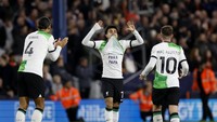 Gol itu dirayakan Luis Diaz dengan memamerkan sebuah kaus bertuliskan Libertad Para Papa. Artinya kira-kira bebaskan ayahku atau kebebasan buat ayahku. Foto: Action Images via Reuters/PETER CZIBORRA