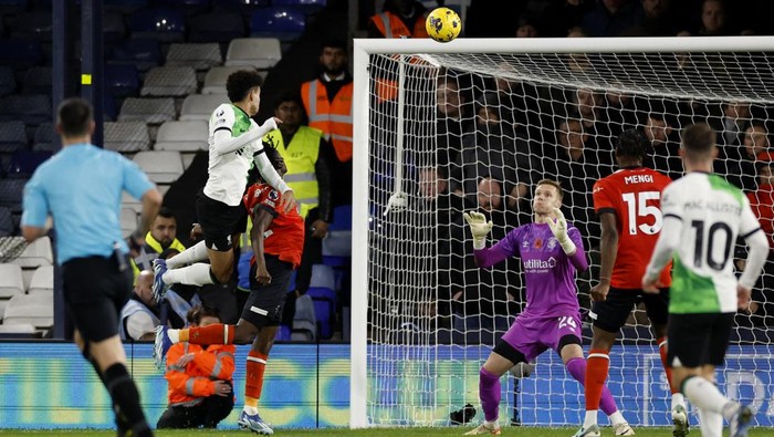 Luis Diaz Soccer Football - Premier League - Luton Town v Liverpool - Kenilworth Road, Luton, Britain - November 5, 2023 Liverpool's Luis Diaz scores their first goal past Luton Town's Thomas Kaminski Action Images via Reuters/Peter Cziborra NO USE WITH UNAUTHORIZED AUDIO, VIDEO, DATA, FIXTURE LISTS, CLUB/LEAGUE LOGOS OR 'LIVE' SERVICES. ONLINE IN-MATCH USE LIMITED TO 45 IMAGES, NO VIDEO EMULATION. NO USE IN BETTING, GAMES OR SINGLE CLUB/LEAGUE/PLAYER PUBLICATIONS.