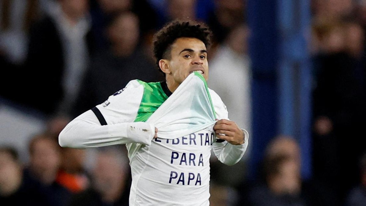 Momen Luis Diaz merayakan gol untuk ayahnya yang diculik pemberontak Kolombia. (Foto: Action Images via Reuters/PETER CZIBORRA)