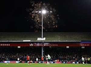 Kandang Mini Luton yang Menyeramkan untuk The Reds Kandang Mini Luton yang Menyeramkan untuk The Reds