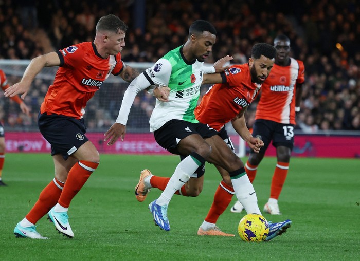 Soccer Football - Premier League - Luton Town v Liverpool - Kenilworth Road, Luton, Britain - November 5, 2023  Liverpools Ryan Gravenberch in action with Luton Towns Ross Barkley and Andros Townsend REUTERS/Ian Walton NO USE WITH UNAUTHORIZED AUDIO, VIDEO, DATA, FIXTURE LISTS, CLUB/LEAGUE LOGOS OR LIVE SERVICES. ONLINE IN-MATCH USE LIMITED TO 45 IMAGES, NO VIDEO EMULATION. NO USE IN BETTING, GAMES OR SINGLE CLUB/LEAGUE/PLAYER PUBLICATIONS.