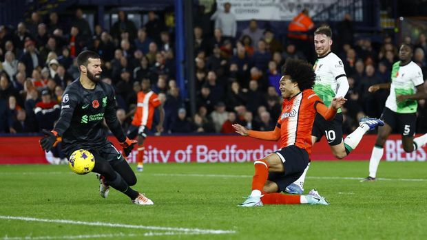 Soccer Football - Premier League - Luton Town v Liverpool - Kenilworth Road, Luton, Britain - November 5, 2023 Luton Town's Tahith Chong scores their first goal past Liverpool's Alisson Action Images via Reuters/Peter Cziborra NO USE WITH UNAUTHORIZED AUDIO, VIDEO, DATA, FIXTURE LISTS, CLUB/LEAGUE LOGOS OR 'LIVE' SERVICES. ONLINE IN-MATCH USE LIMITED TO 45 IMAGES, NO VIDEO EMULATION. NO USE IN BETTING, GAMES OR SINGLE CLUB/LEAGUE/PLAYER PUBLICATIONS.