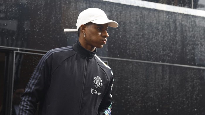 Soccer Football - Premier League - Fulham v Manchester United - Craven Cottage, London, Britain - November 4, 2023 Manchester Uniteds Marcus Rashford arrives before the match Action Images via Reuters/Peter Cziborra NO USE WITH UNAUTHORIZED AUDIO, VIDEO, DATA, FIXTURE LISTS, CLUB/LEAGUE LOGOS OR LIVE SERVICES. ONLINE IN-MATCH USE LIMITED TO 45 IMAGES, NO VIDEO EMULATION. NO USE IN BETTING, GAMES OR SINGLE CLUB/LEAGUE/PLAYER PUBLICATIONS.