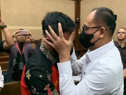 Peluk Cium Rafael Alun ke Mario Dandy Saat Reuni di Sidang