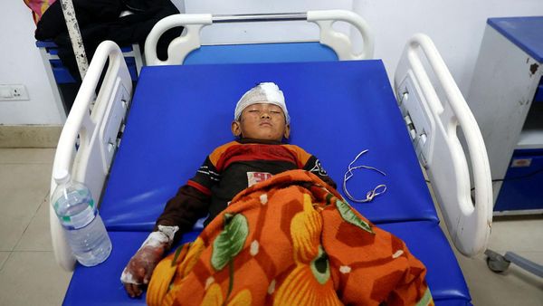 Melihat Kondisi Korban Luka Akibat Gempa di Nepal