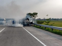 Minibus Elf Angkut Rombongan Wisata Terbakar di Tol Masaran Sragen