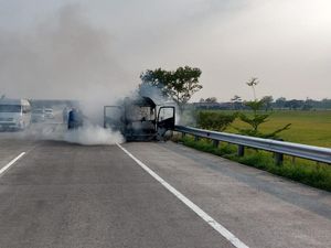 Minibus Elf Angkut Rombongan Wisata Terbakar di Tol Masaran Sragen Minibus Elf Angkut Rombongan Wisata Terbakar di Tol Masaran Sragen