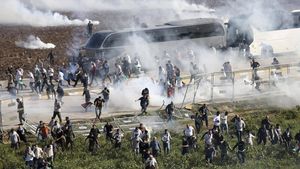 Momen Polisi Turki Tembak Gas Air Mata ke Massa Pro Palestina