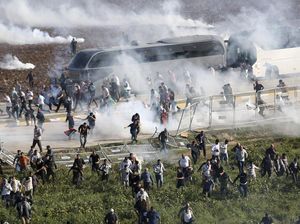 Momen Polisi Turki Tembak Gas Air Mata ke Massa Pro Palestina Momen Polisi Turki Tembak Gas Air Mata ke Massa Pro Palestina