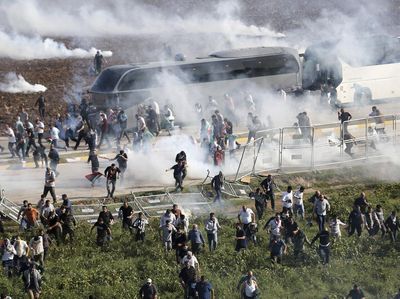 Momen Polisi Turki Tembak Gas Air Mata ke Massa Pro Palestina