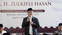 Momen Zulhas Silaturahmi ke Dua Pesantren di Jatim