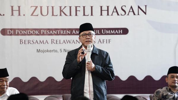 Momen Zulhas Silaturahmi ke Dua Pesantren di Jatim