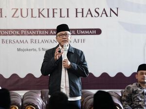 Momen Zulhas Silaturahmi ke Dua Pesantren di Jatim