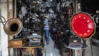 Menengok Pasar Barang Antik di Jakarta yang Ada Sejak 1960
