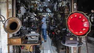 Menengok Pasar Barang Antik di Jakarta yang Ada Sejak 1960