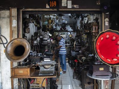 Menengok Pasar Barang Antik di Jakarta yang Ada Sejak 1960
