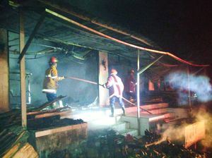 Pasar Menanga Terbakar, 11 Kios Hangus-Kerugian Diperkirakan Ratusan Juta Pasar Menanga Terbakar, 11 Kios Hangus-Kerugian Diperkirakan Ratusan Juta