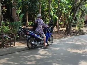 Viral Pemotor Nekat Terobos Jalan Lagi Dicor di Pekalongan, Kades: Ndablek!