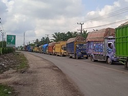 Jalan Lintas Batanghari Macet Panjang Lagi, Ini Penyebabnya