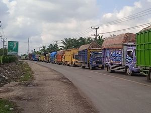 Jalan Lintas Batanghari Macet Panjang Lagi, Ini Penyebabnya Jalan Lintas Batanghari Macet Panjang Lagi, Ini Penyebabnya