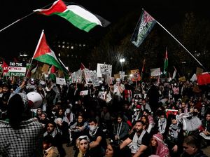 Massa Blokir Kapal Militer AS Diduga Bawa Senjata untuk Israel