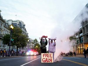 Aksi Protes Kematian di Gaza, Letakkan Lusinan Mayat Palsu di Gedung Putih