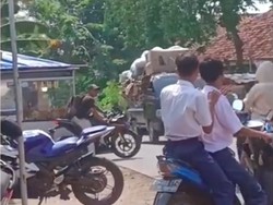 Heboh Pengamen Pulang Naik Honda CBR, Netizen: yang Kerja dari Pagi Pakai Motor Bebek
