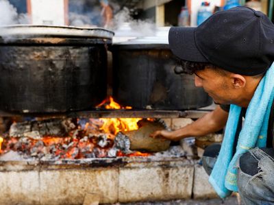 Perang Bikin Krisis, Warga Gaza Andalkan Kayu Bakar untuk Memasak