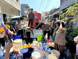 Satlantas Polrestabes Makassar Bagikan 5.000 Liter Air Bersih ke Warga