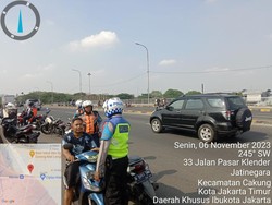 Priit!! Pemotor Lawan Arah-Tak Pakai Helm Ditilang di Flyover Klender