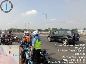 Priit!! Pemotor Lawan Arah-Tak Pakai Helm Ditilang di Flyover Klender Priit!! Pemotor Lawan Arah-Tak Pakai Helm Ditilang di Flyover Klender