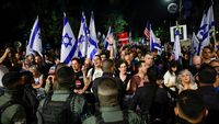 Potret Warga Israel Serbu Rumah Netanyahu, Desak Mundur dari PM