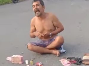 Diduga Depresi, Pria di Tapteng Duduk-Sebar Uang Ratusan Juta di Jalanan