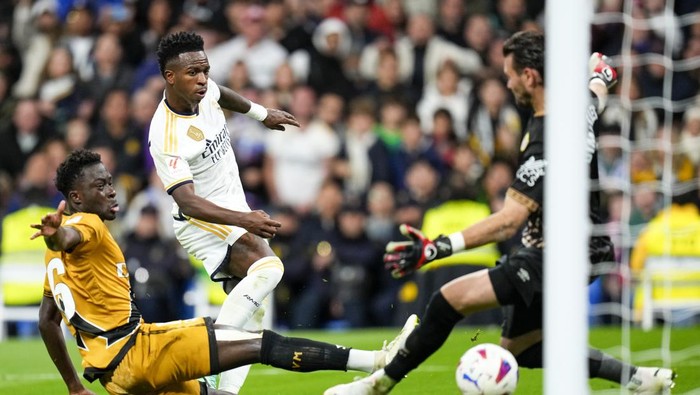 Real Madrids Vinicius Junior, second left, scores a disallowed goal during a Spanish La Liga soccer match between Real Madrid and Rayo Vallecano at the Santiago Bernabeu stadium in Madrid, Spain, Sunday, Nov. 5, 2023. (AP Photo/Manu Fernandez)