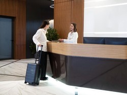 Pekerjaan Resepsionis: Tugas, Gaji, hingga Skill yang Harus Dikuasainya