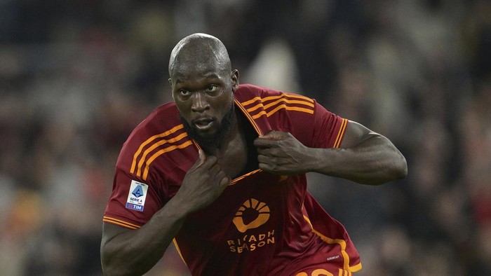 Roma's Romelu Lukaku celebrates scoring a goal, during the Italian Serie A soccer match between AS Roma and US Lecce, at Stadio Olimpico, in Rome, Sunday, Nov. 5, 2023. (Alfredo Falcone/LaPresse via AP)