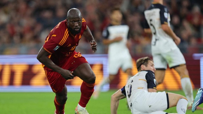 Romas Belgian midfielder #90 Romelu Lukaku celebrates after scoring the teams second goal during the Italian Serie A football match between AS Roma and Lecce on November 5, 2023 at the Olympic stadium in Rome. (Photo by Alberto PIZZOLI / AFP)