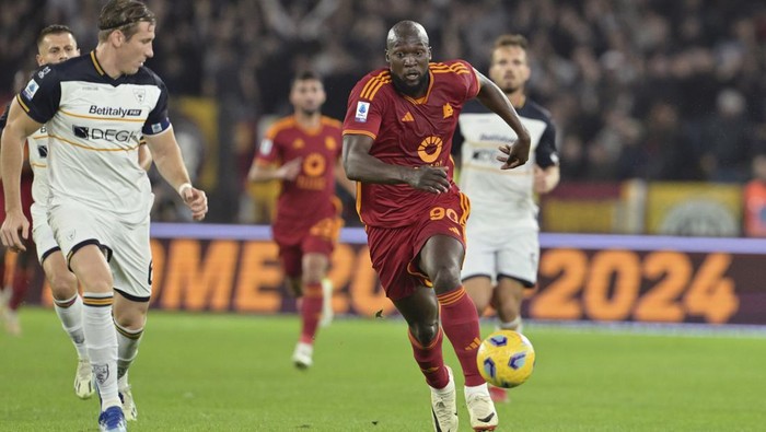 Romas Romelu Lukaku controls the ball, during the Italian Serie A soccer match between AS Roma and US Lecce, at Stadio Olimpico, in Rome, Sunday, Nov. 5, 2023. (Alfredo Falcone/LaPresse via AP)